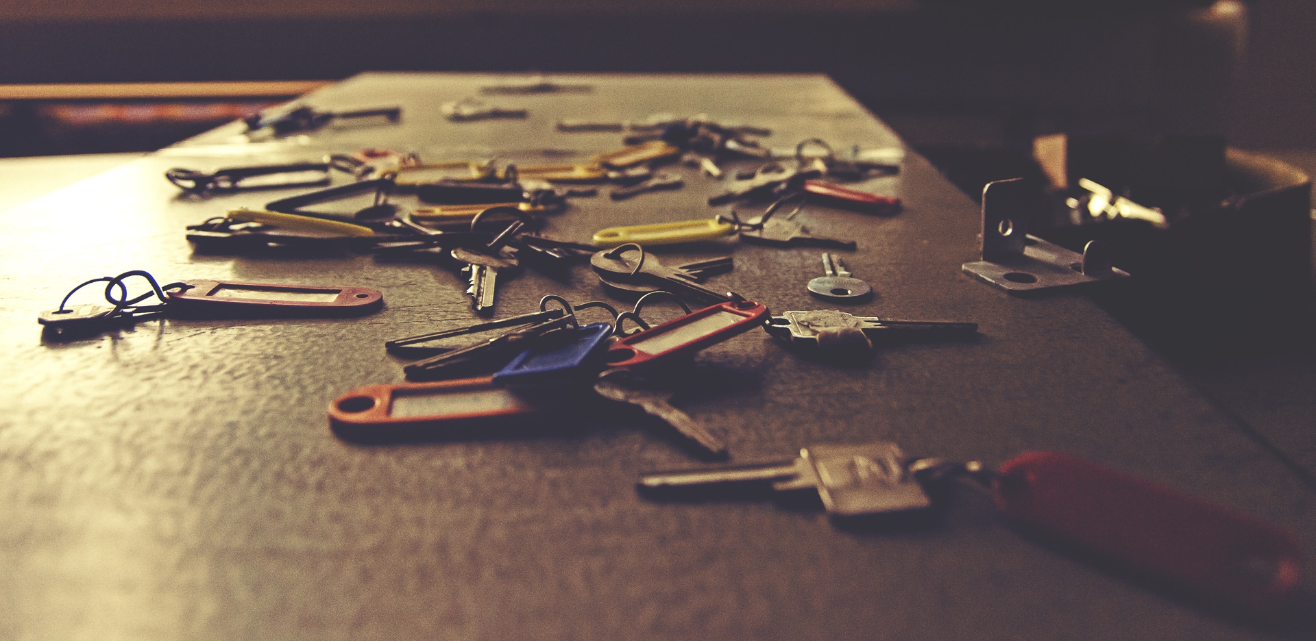 Pila de llaves de objetos perdidos de las leyes de objetos perdidos del lugar