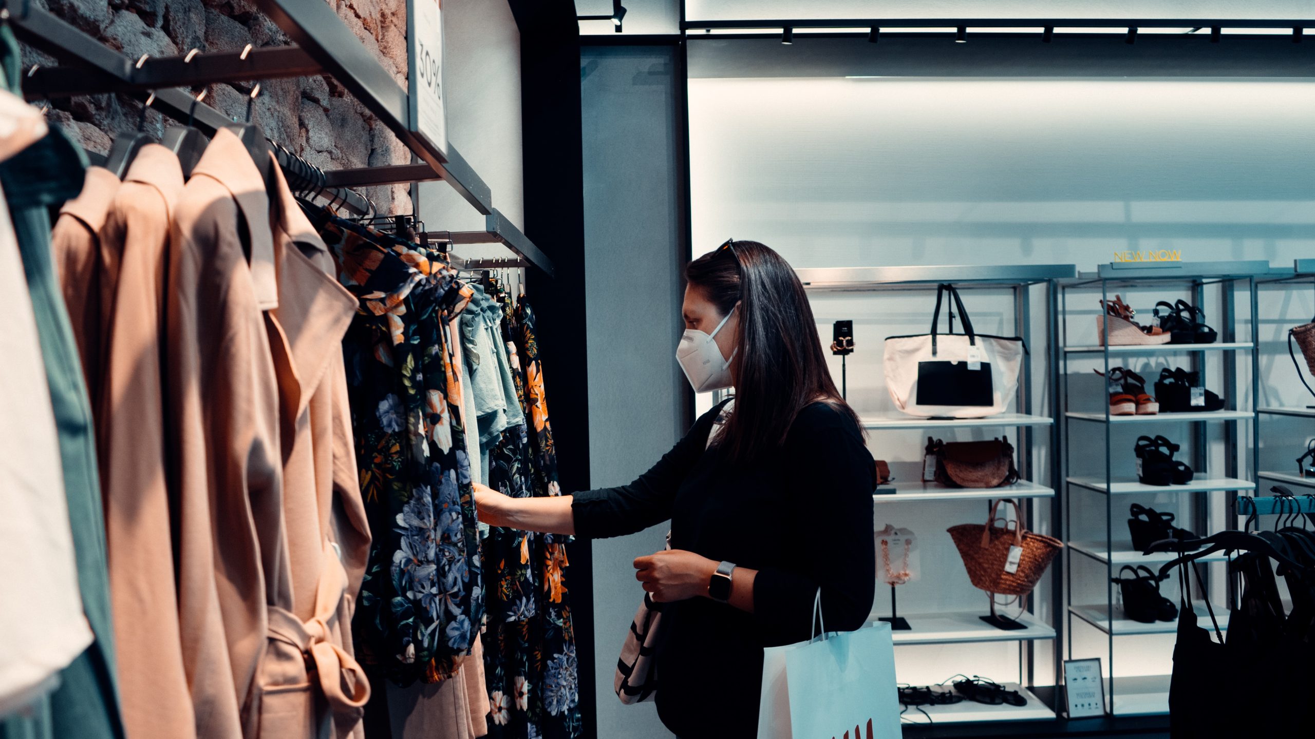 This image illustrates a woman shopping with a mask who is therefore concerned with Covid